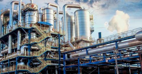 Planta industrial con estructuras metálicas y tuberías