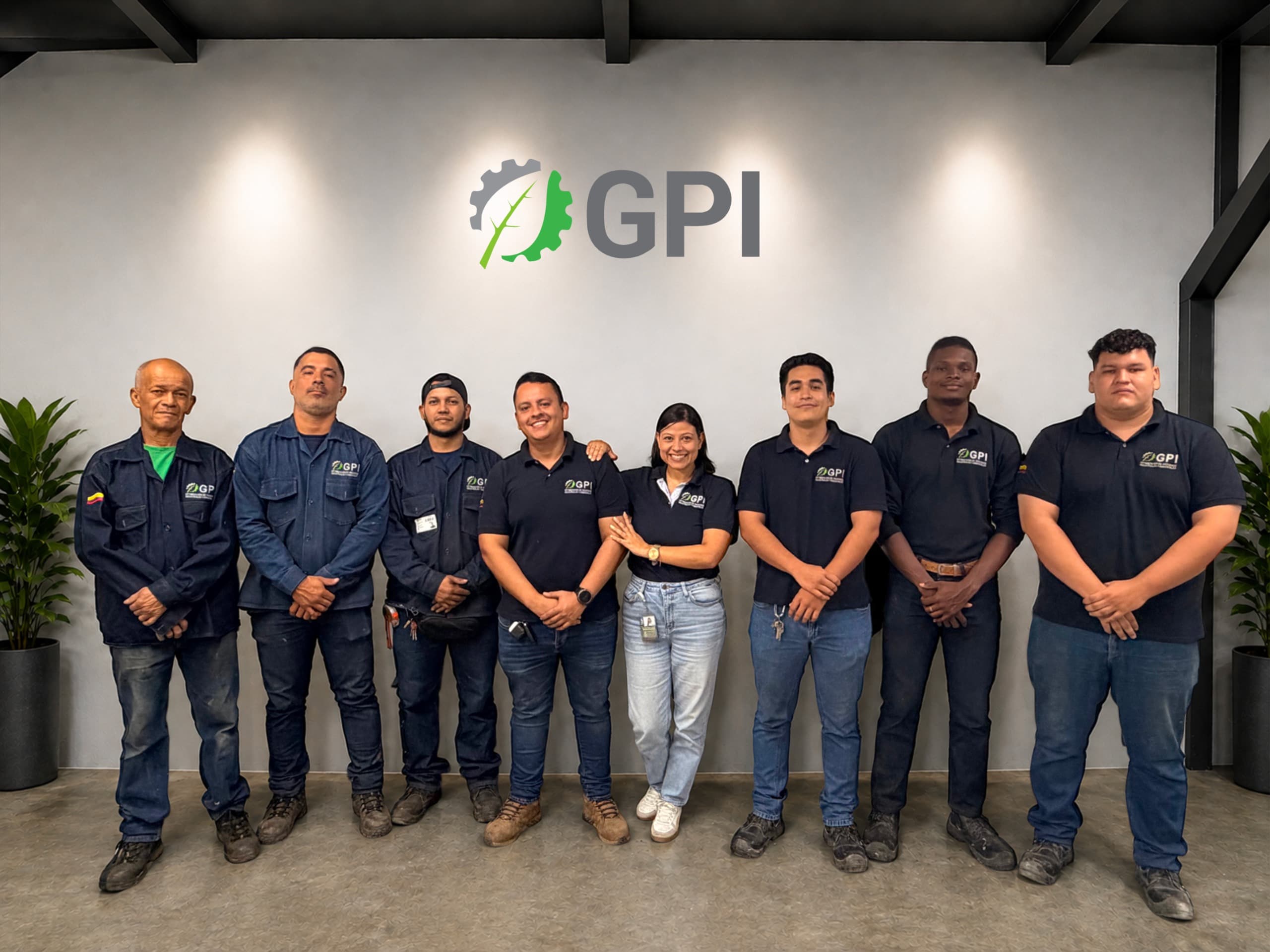 Profesional de GPI realizando mediciones ambientales en campo