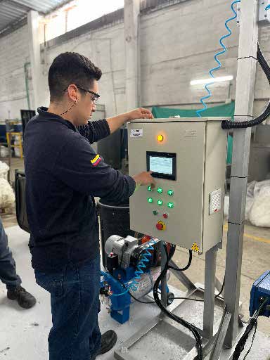 Técnico de GPI operando el tablero de control de un equipo automatizado en planta