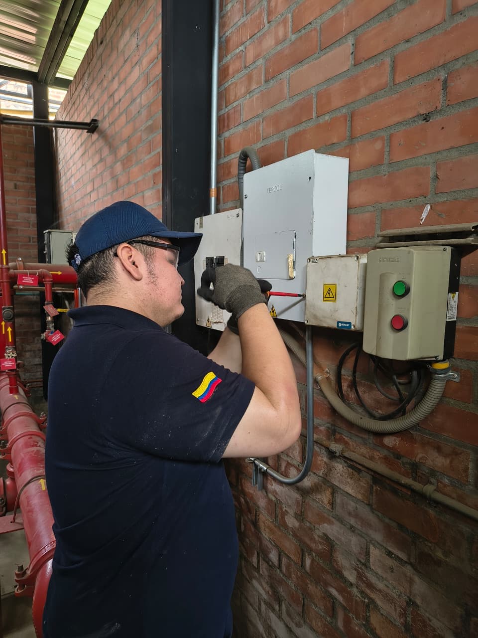 Trabajos de instalación eléctrica industrial